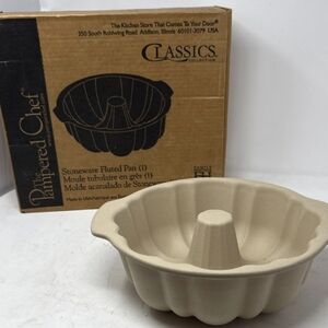 Pampered Chef Stoneware Fluted Pan – Family Heritage Collection (Retired)